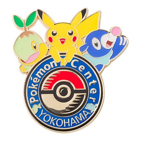 Logo pin of Pokémon Center Yokohama, 2018: Turtwig, Pikachu and Popplio over the Poké Ball medallion, the emblem of 2018 and 2019.