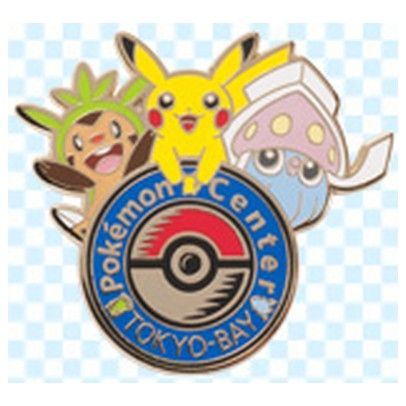 Logo pin of Pokémon Center Tokyo-Bay, 2013: Chespin, Pikachu and Inkay over the Poké Ball medallion.